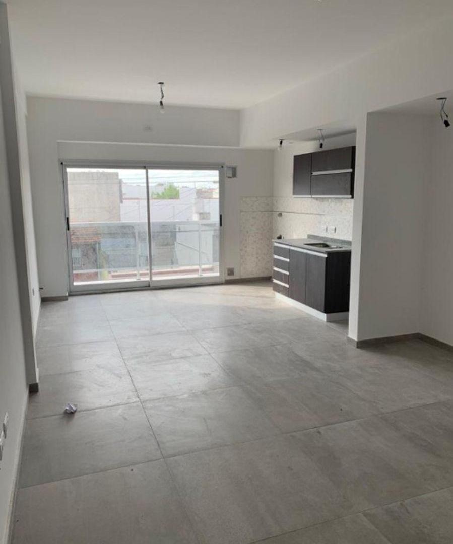 Foto de DEPARTAMENTO DE 3 AMBIENTES CON COCHERA EN WILDE, imagen 4