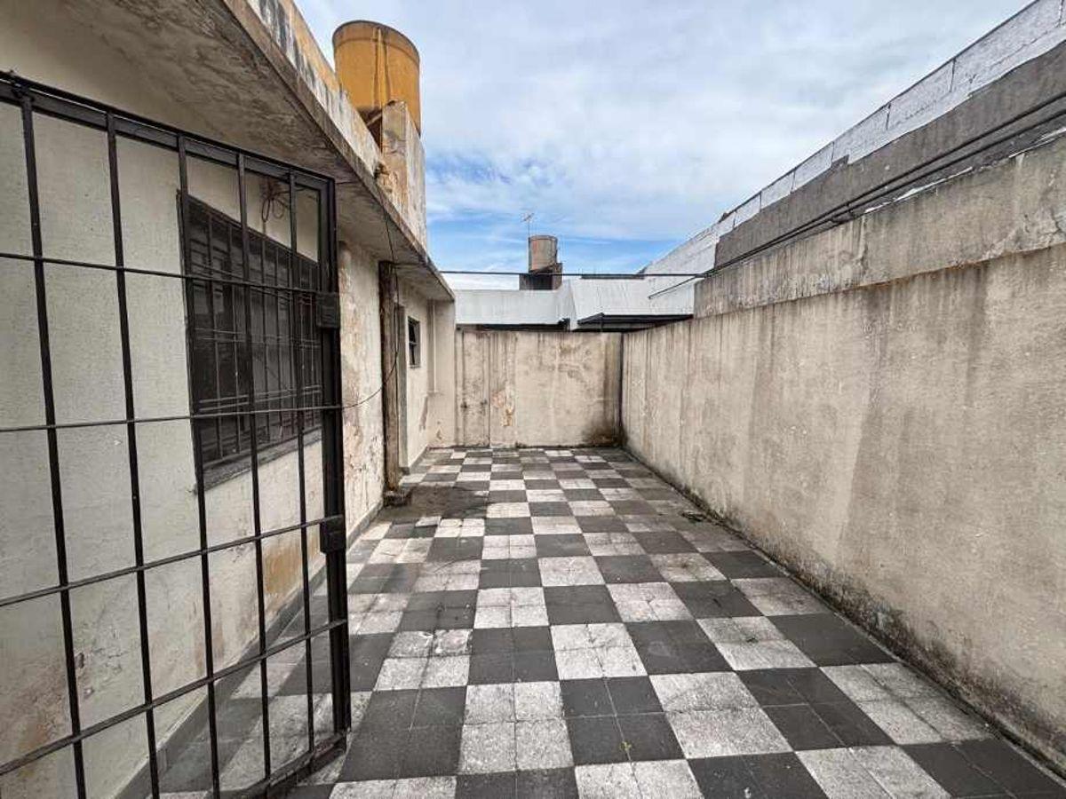 Foto de VENTA EN BLOCK DE DOS DEPARTAMENTOS A REFACCIONAR SOBRE AV. ARREDONDO., imagen 2