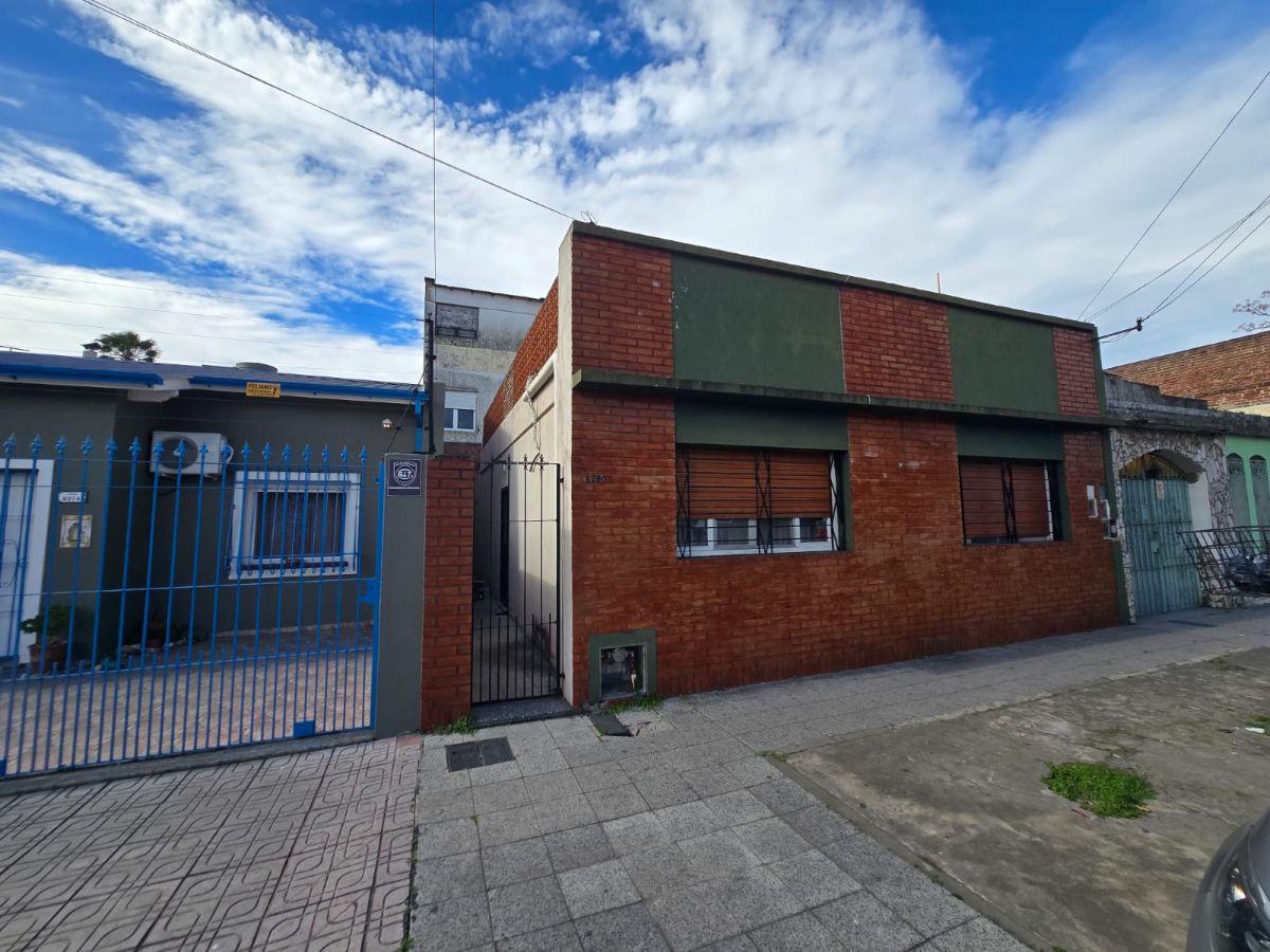 Foto de DEPARTAMENTO TIPO CASA APTO CREDITO EN WILDE CENTRO (A MTS. DE FABIAN, imagen 1