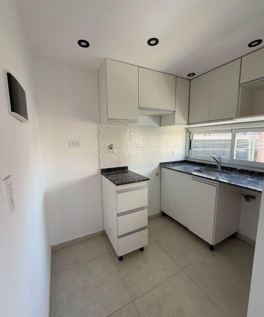 Foto de HERMOSO DEPARTAMENTO DE 2 AMBIENTES MODERNO EN ALQUILER EN WILDE CENTRO, imagen 2