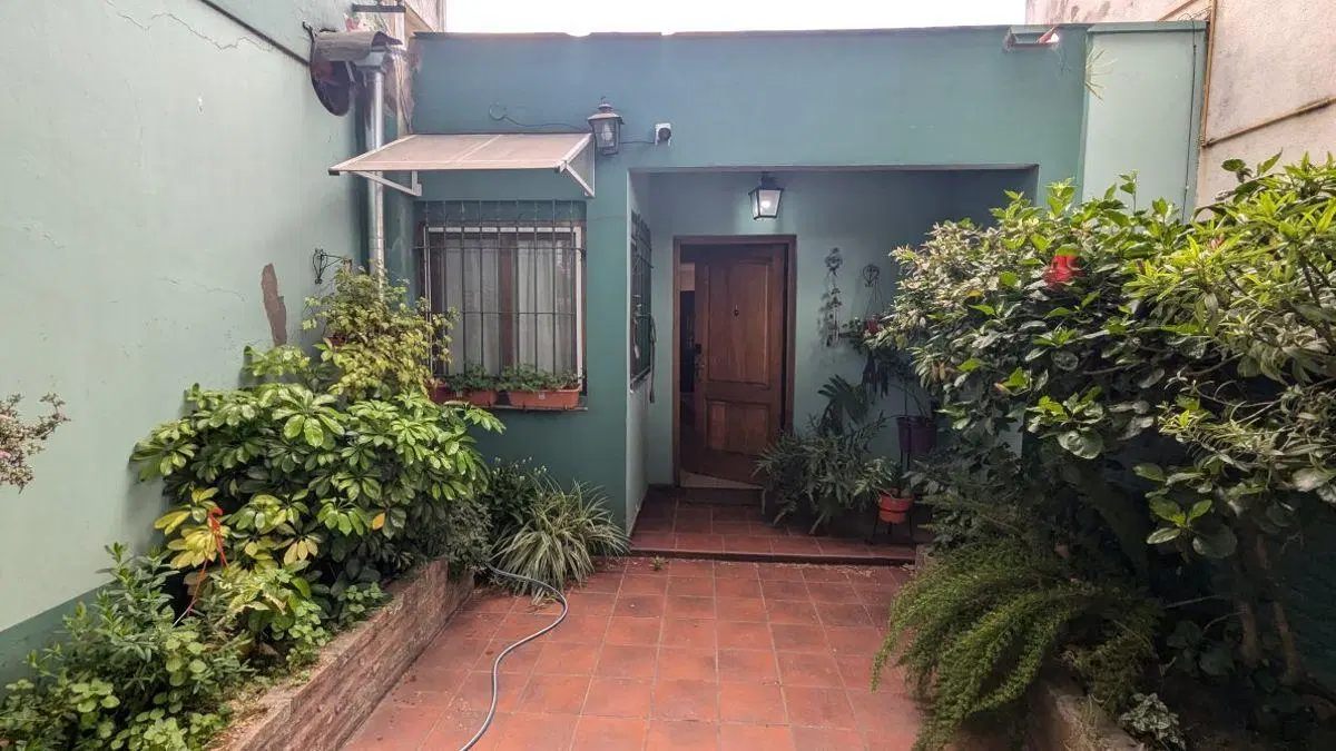 casa refaccionada a nuevo con, amplio fondo, garaje y local 1