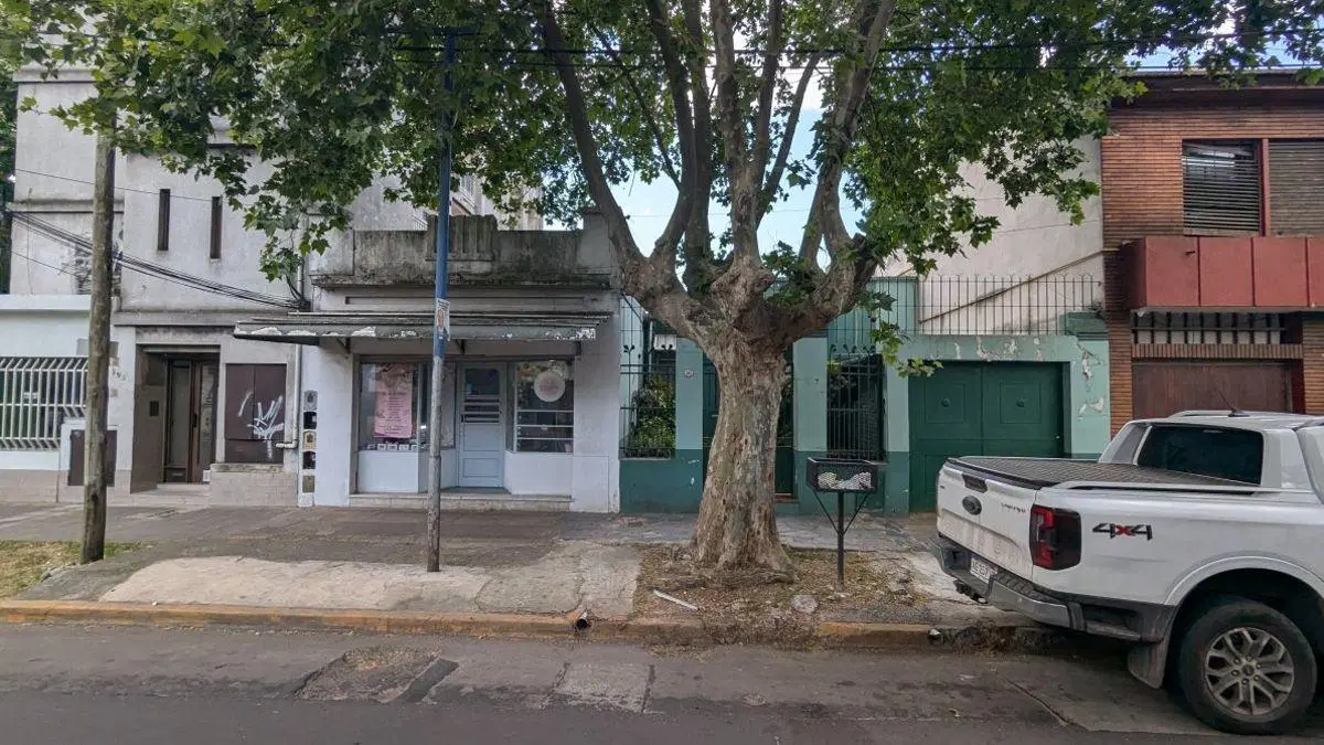 casa refaccionada a nuevo con, amplio fondo, garaje y local 4
