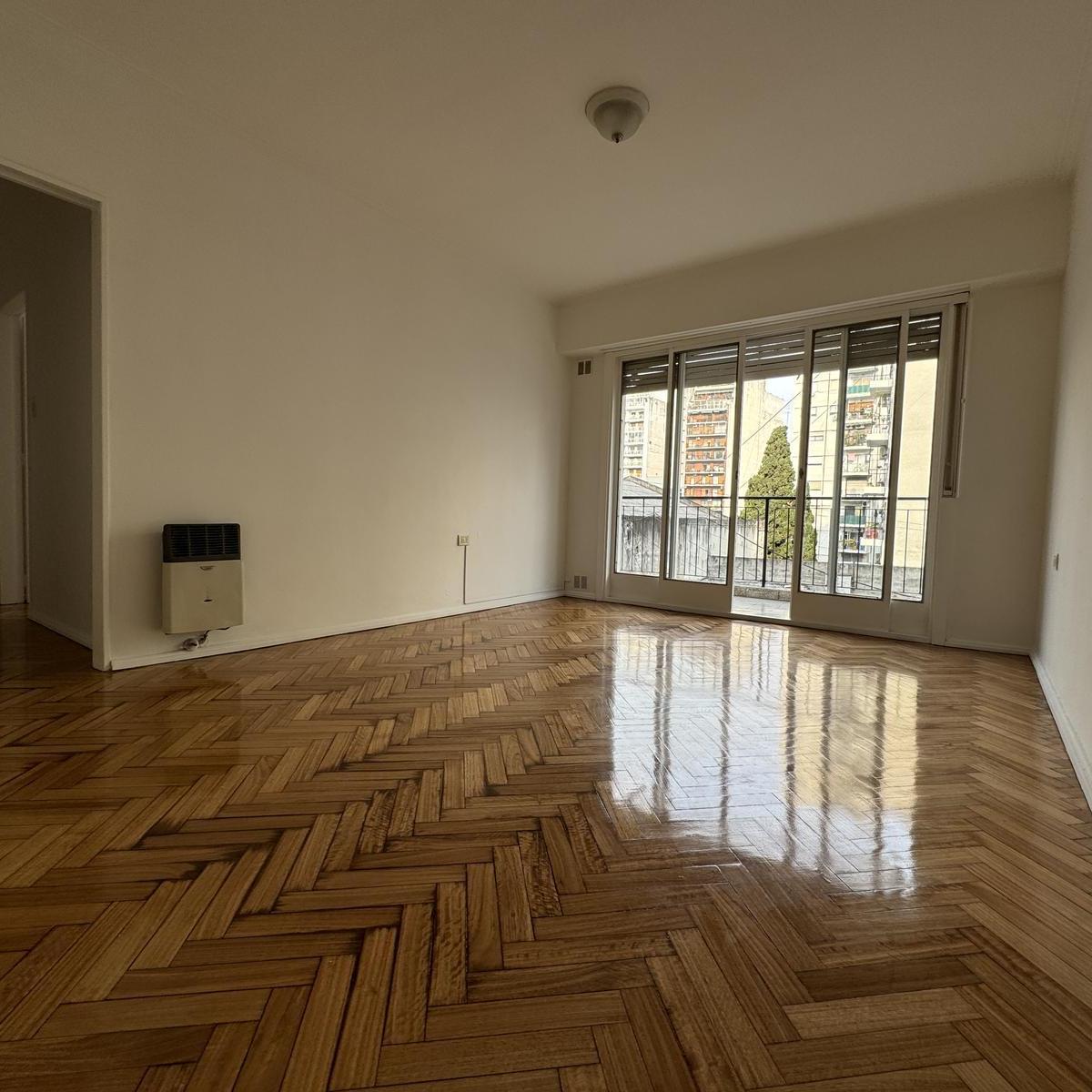 Venta: 3 Ambientes en Excelente Ubicación · Súper Luminoso! Excelente Estado! 2