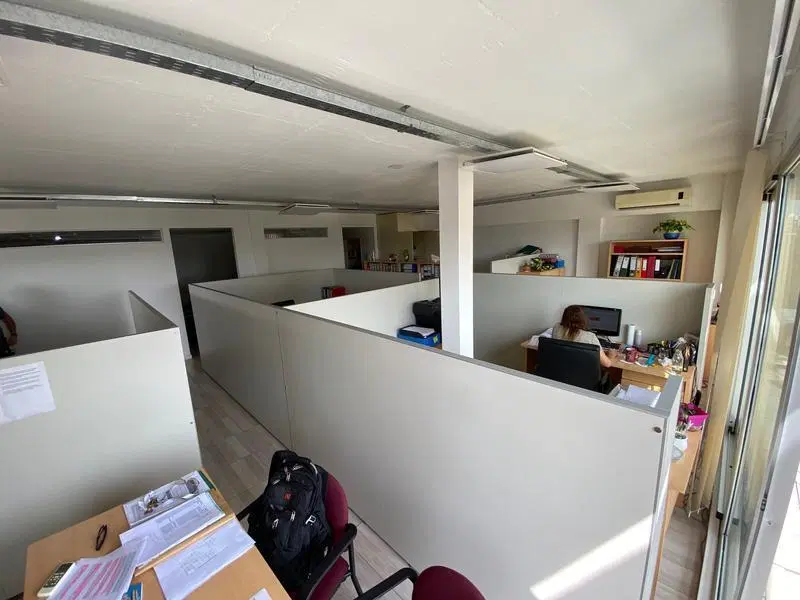 Venta oficina super luminosa edificio corporativo cochera fija 5