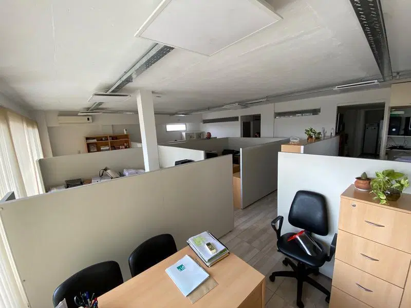 Venta oficina super luminosa edificio corporativo cochera fija 2