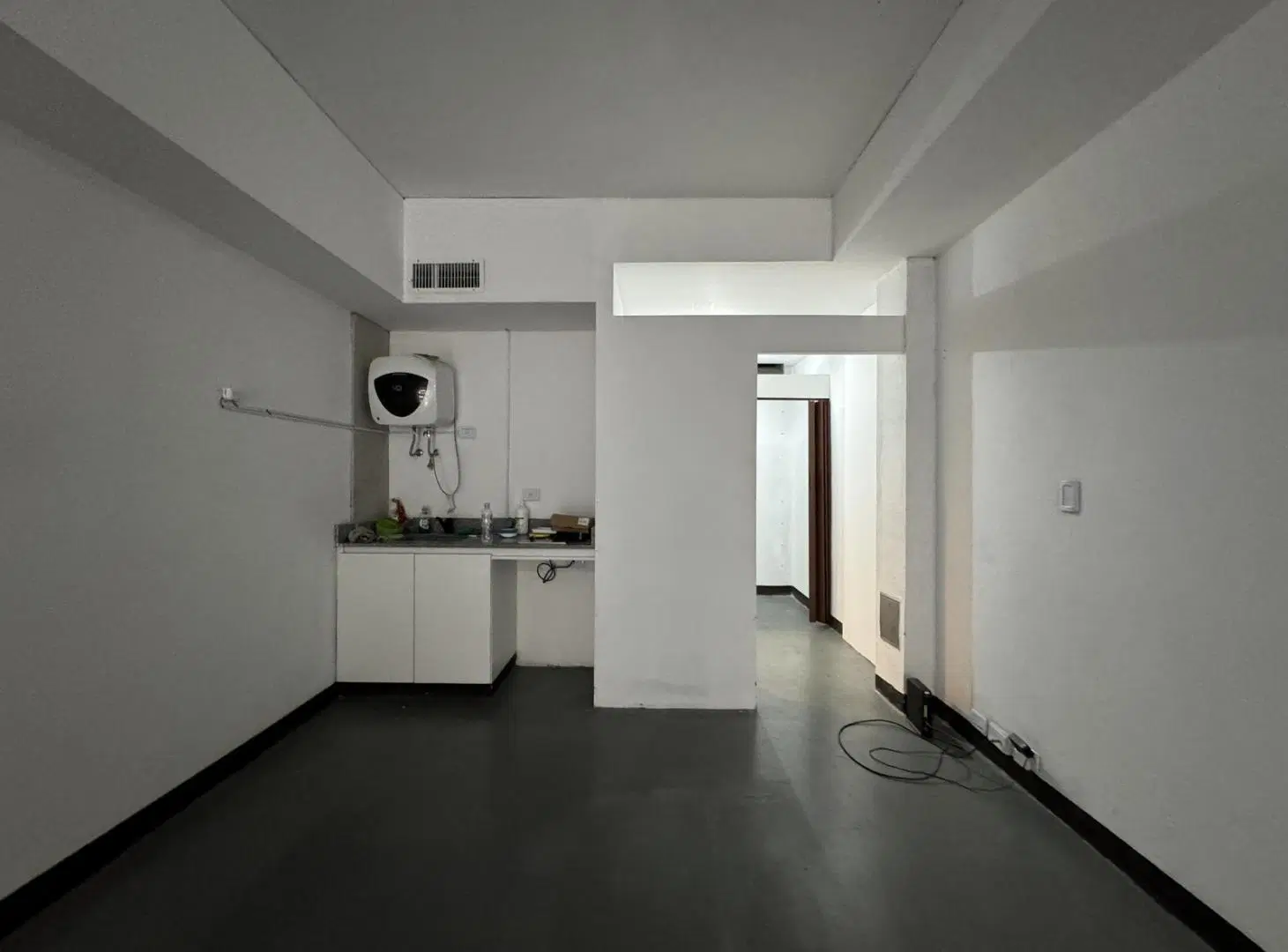 VENTA CON RENTA: Excelente Local comercial sobre Avenida Córdoba · 67 m2 (3.50x19) 3