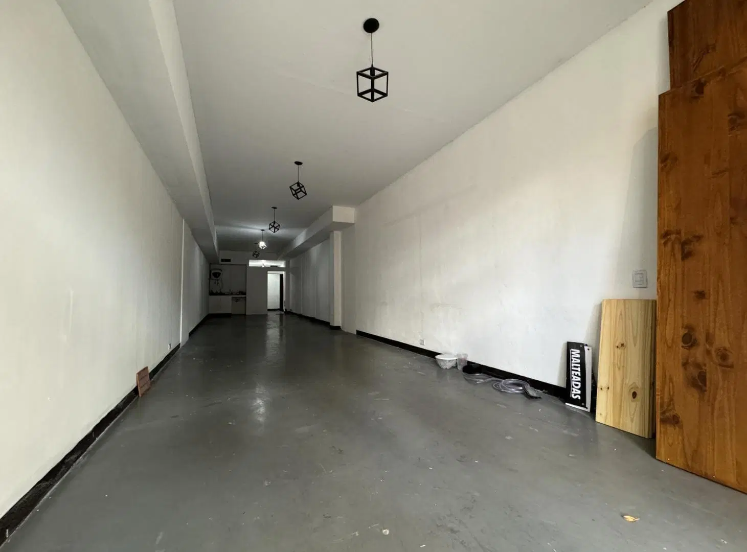 VENTA CON RENTA: Excelente Local comercial sobre Avenida Córdoba · 67 m2 (3.50x19) 3