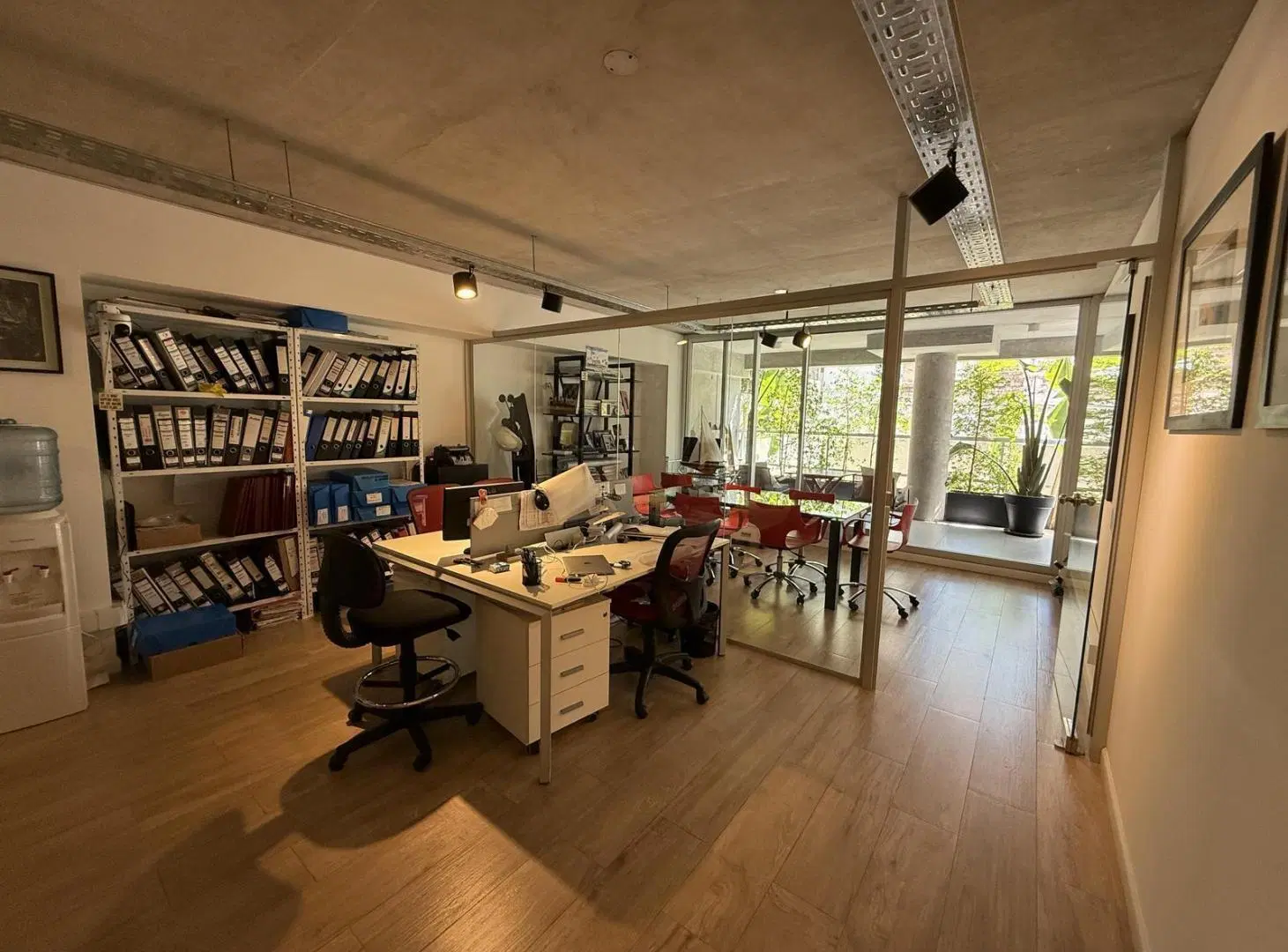 Venta: Hermosa oficina o vivienda de 72m2 sobre Av. Libertador! Piscina Gimnasio Parrilla 5