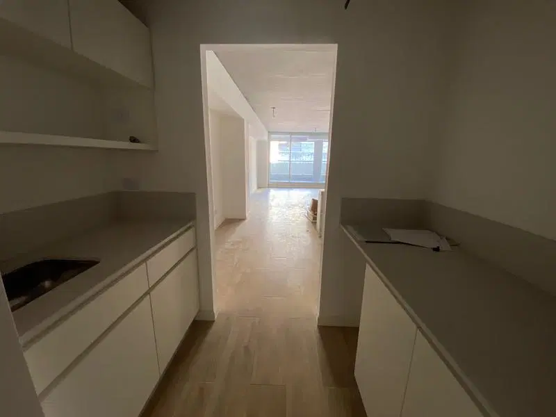 Venta: Hermosa oficina o vivienda de 72m2 sobre Av. Libertador! Piscina Gimnasio Parrilla 2