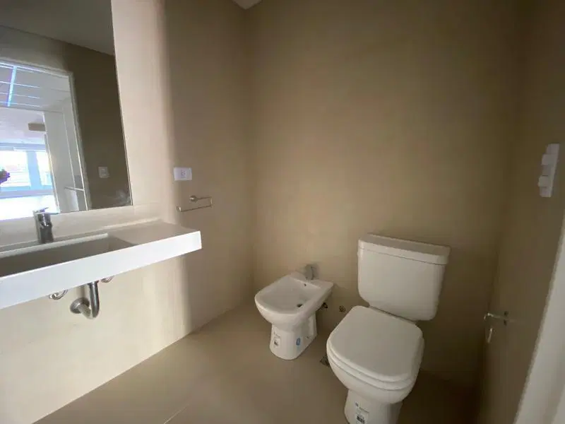 Venta: Hermosa oficina o vivienda de 72m2 sobre Av. Libertador! Piscina Gimnasio Parrilla 4