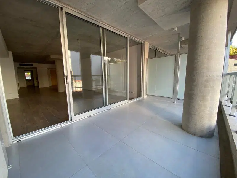 Venta: Hermosa oficina o vivienda de 72m2 sobre Av. Libertador! Piscina Gimnasio Parrilla 3