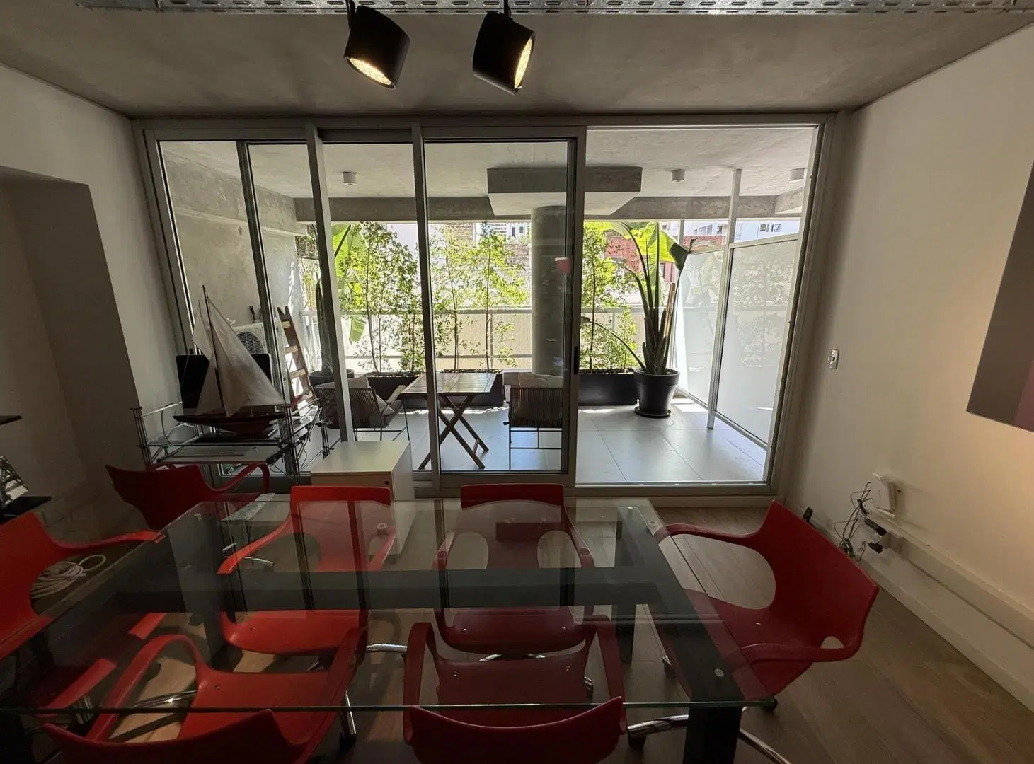 Venta: Hermosa oficina o vivienda de 72m2 sobre Av. Libertador! Piscina Gimnasio Parrilla 4