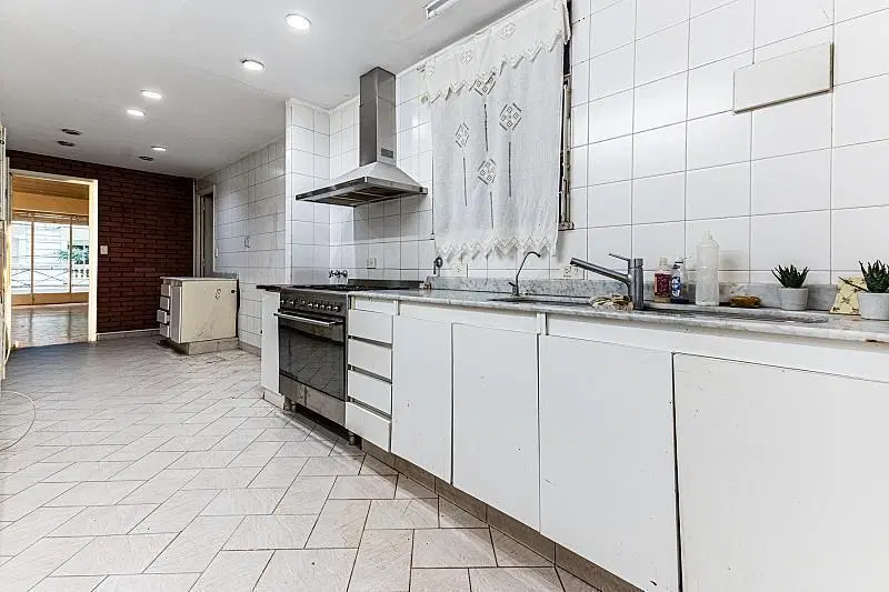 Venta a reciclar - excelente piso de categoría - 250m2 - 3 dormitorios - dependencia - patio balcón 8