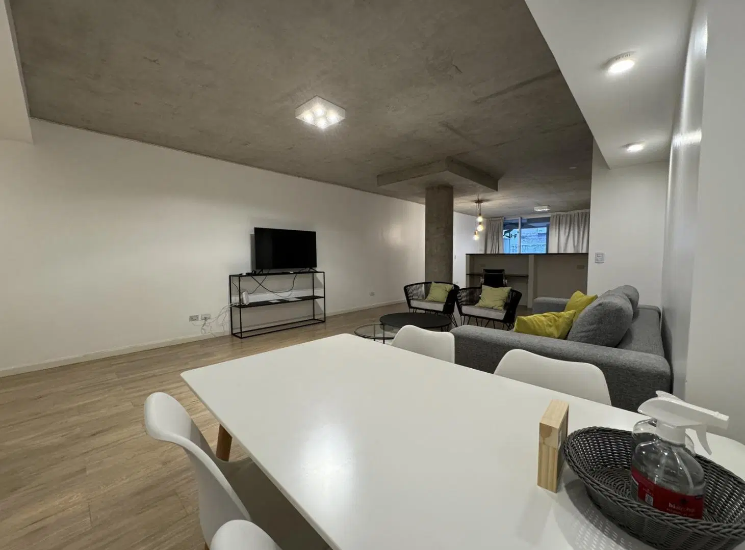 Venta con renta!! Hermosa oficina o vivienda de 84m2 sobre Av. Libertador! Piscina Gimnasio Parrilla 2