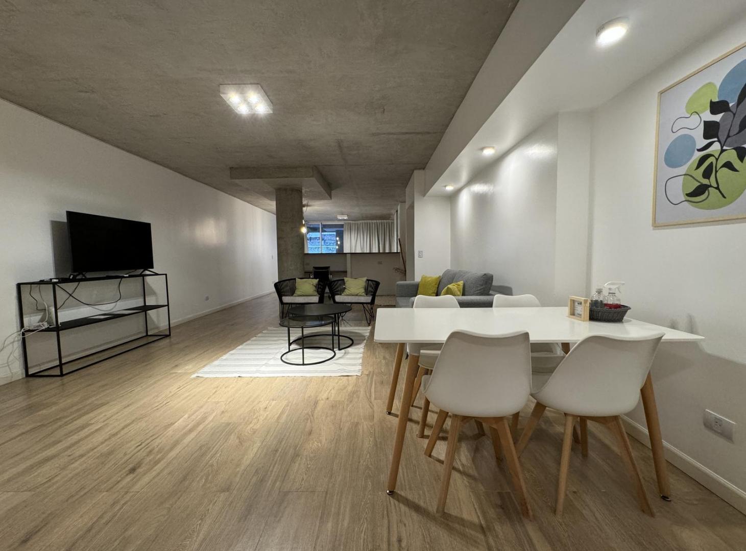 Venta con renta!! Hermosa oficina o vivienda de 84m2 sobre Av. Libertador! Piscina Gimnasio Parrilla