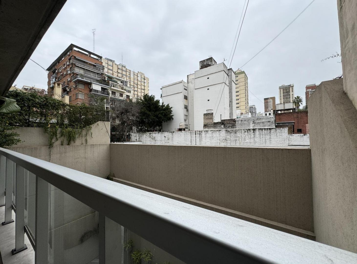 Venta con renta!! Hermosa oficina o vivienda de 84m2 sobre Av. Libertador! Piscina Gimnasio Parrilla