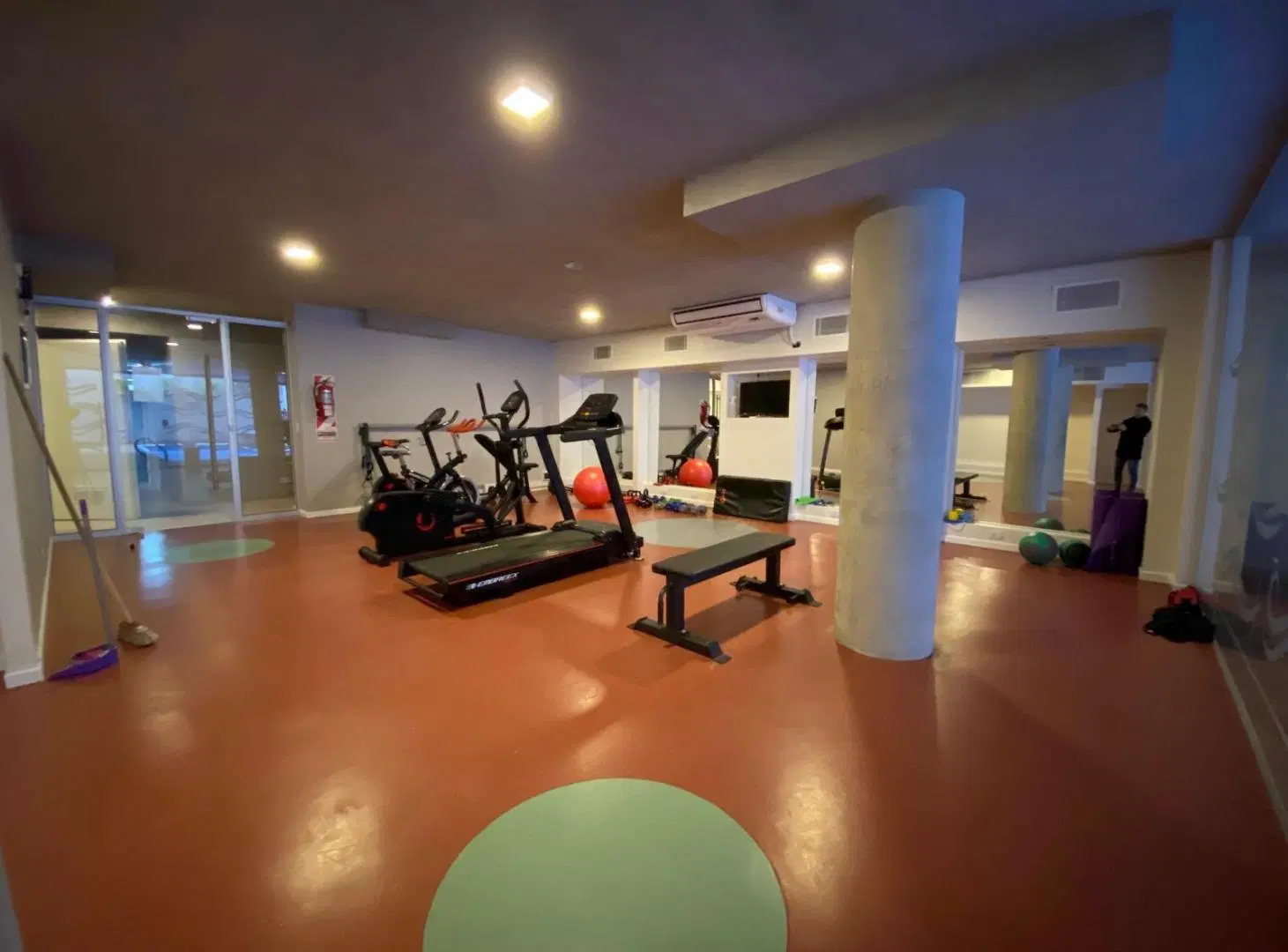 Venta con renta!! Hermosa oficina o vivienda de 84m2 sobre Av. Libertador! Piscina Gimnasio Parrilla 2