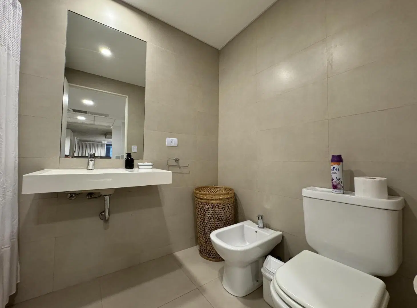 Venta con renta!! Hermosa oficina o vivienda de 84m2 sobre Av. Libertador! Piscina Gimnasio Parrilla 3