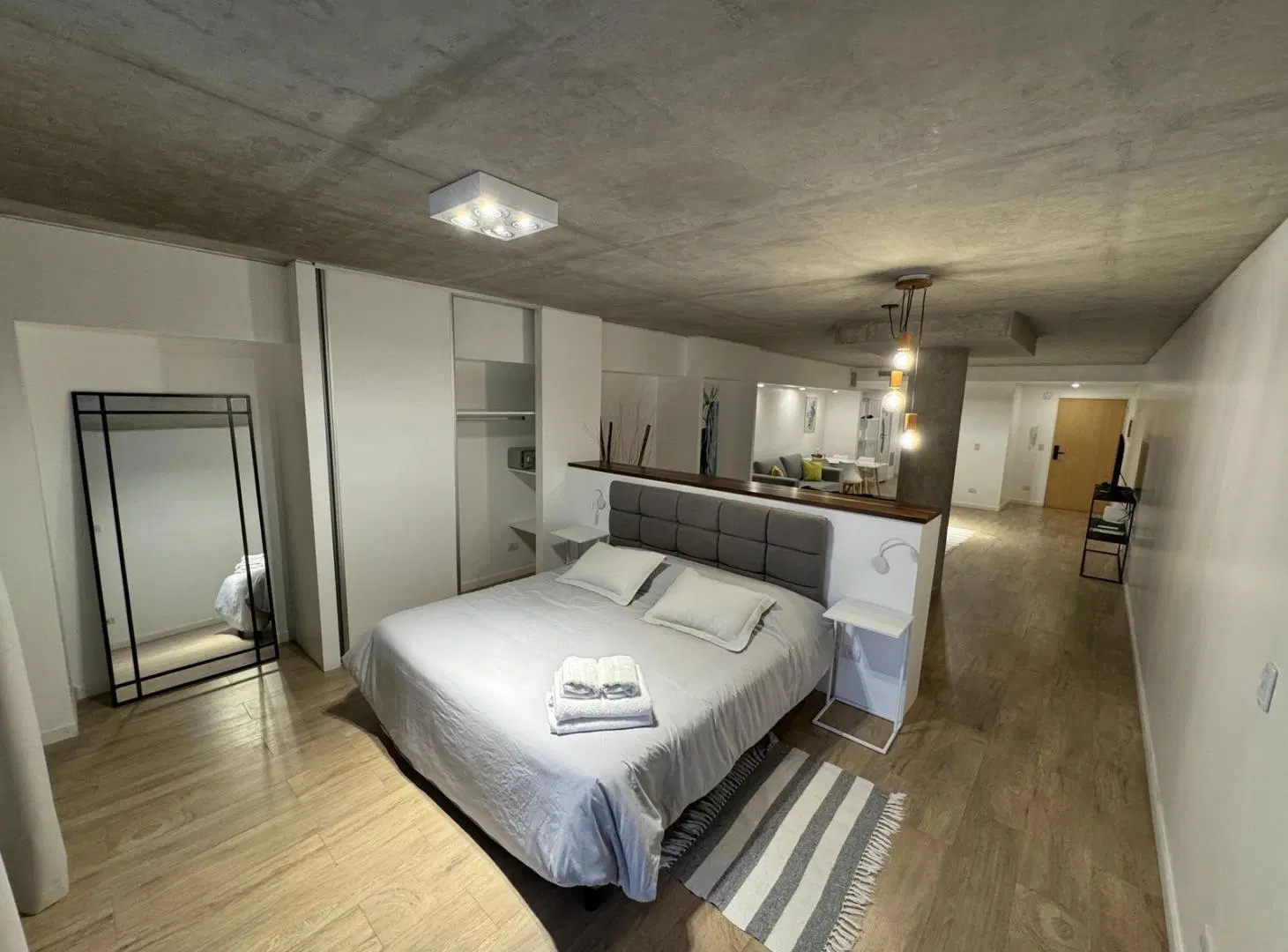 Venta con renta!! Hermosa oficina o vivienda de 84m2 sobre Av. Libertador! Piscina Gimnasio Parrilla 2