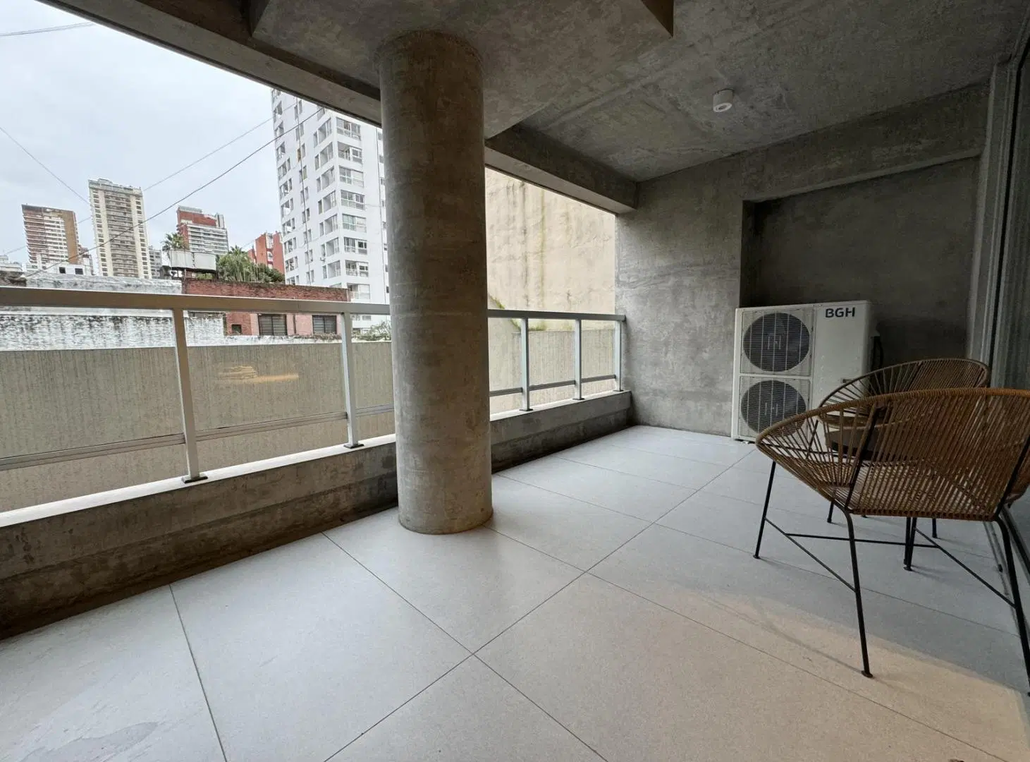 Venta con renta!! Hermosa oficina o vivienda de 84m2 sobre Av. Libertador! Piscina Gimnasio Parrilla 3