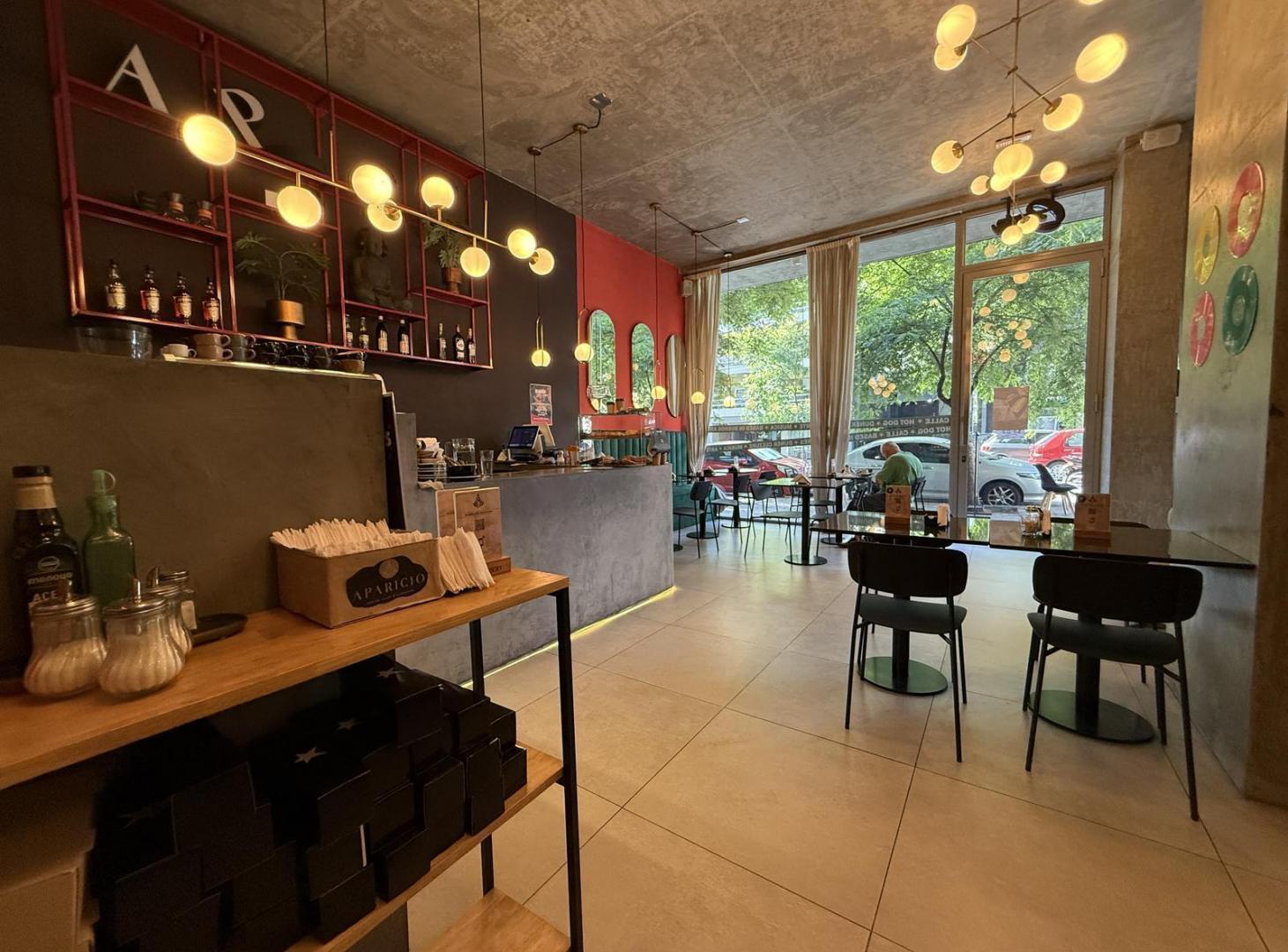 Venta con renta Espectacular local sobre Avenida Directorio 151m2 Apto todo destino