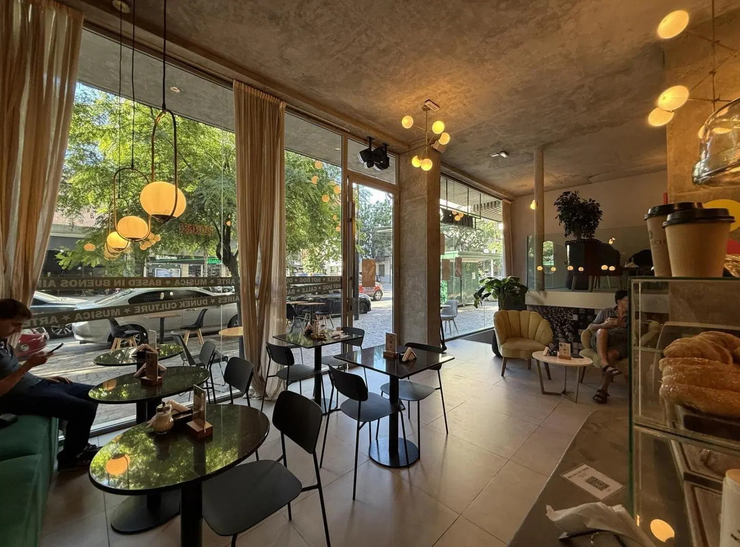 Venta con renta Espectacular local sobre Avenida Directorio 151m2 Apto todo destino 5