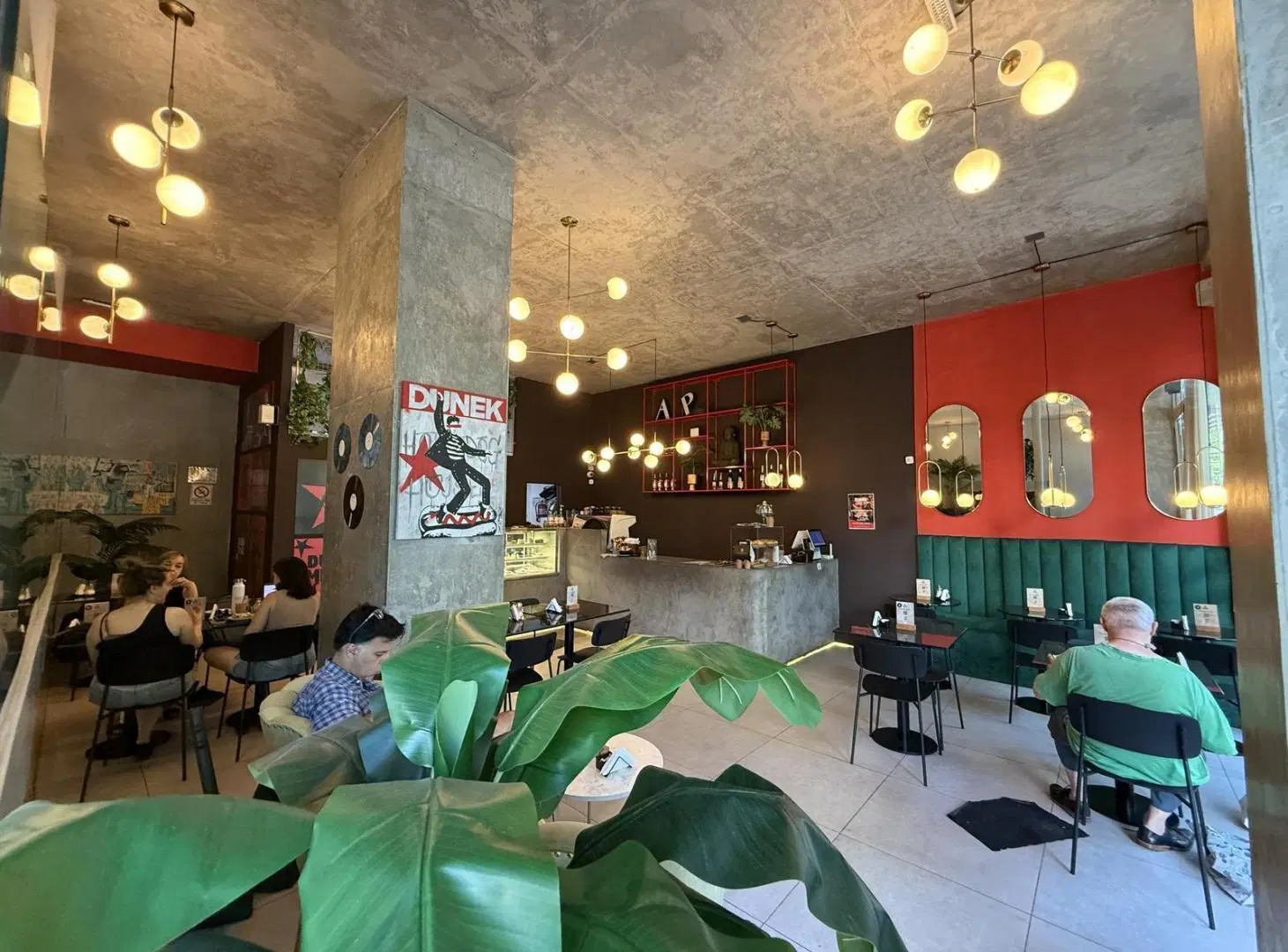 Venta con renta Espectacular local sobre Avenida Directorio 151m2 Apto todo destino 5