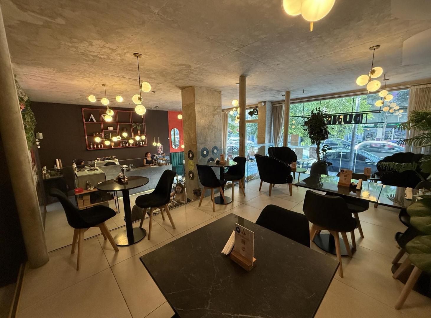 Venta con renta Espectacular local sobre Avenida Directorio 151m2 Apto todo destino