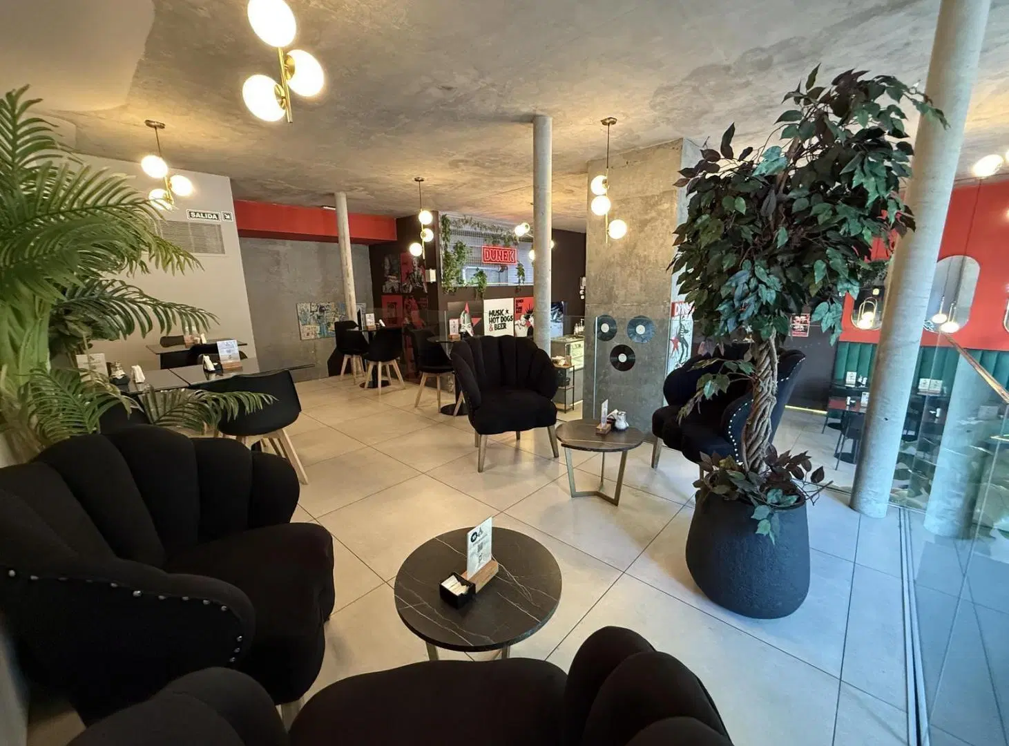 Venta con renta Espectacular local sobre Avenida Directorio 151m2 Apto todo destino 5
