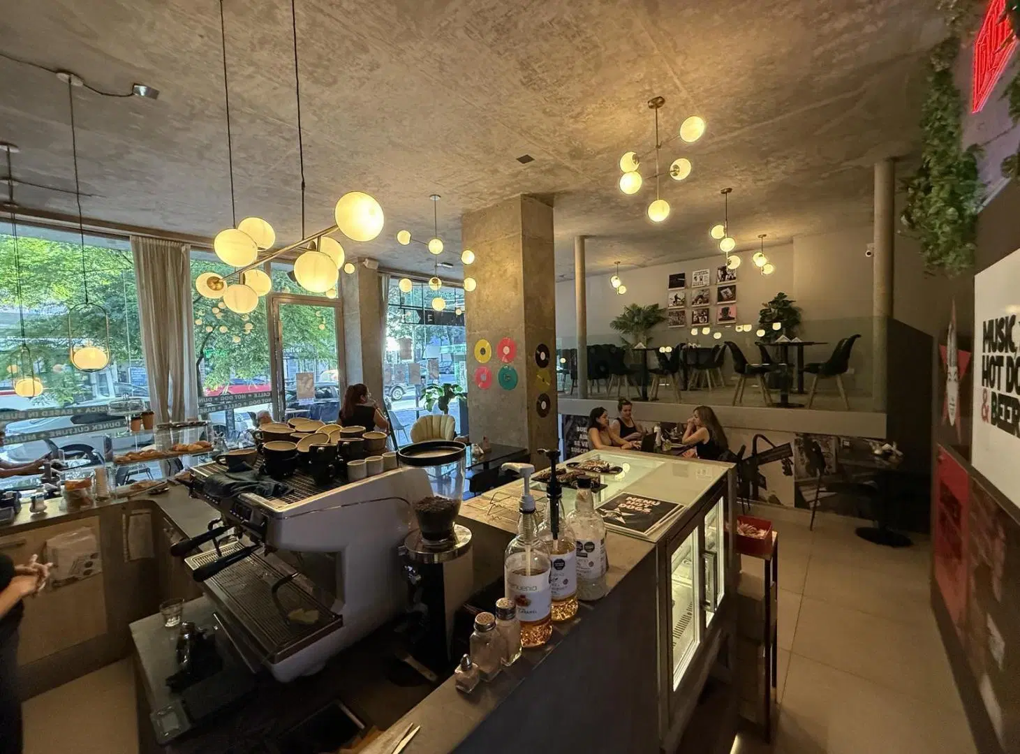 Venta con renta Espectacular local sobre Avenida Directorio 151m2 Apto todo destino 3