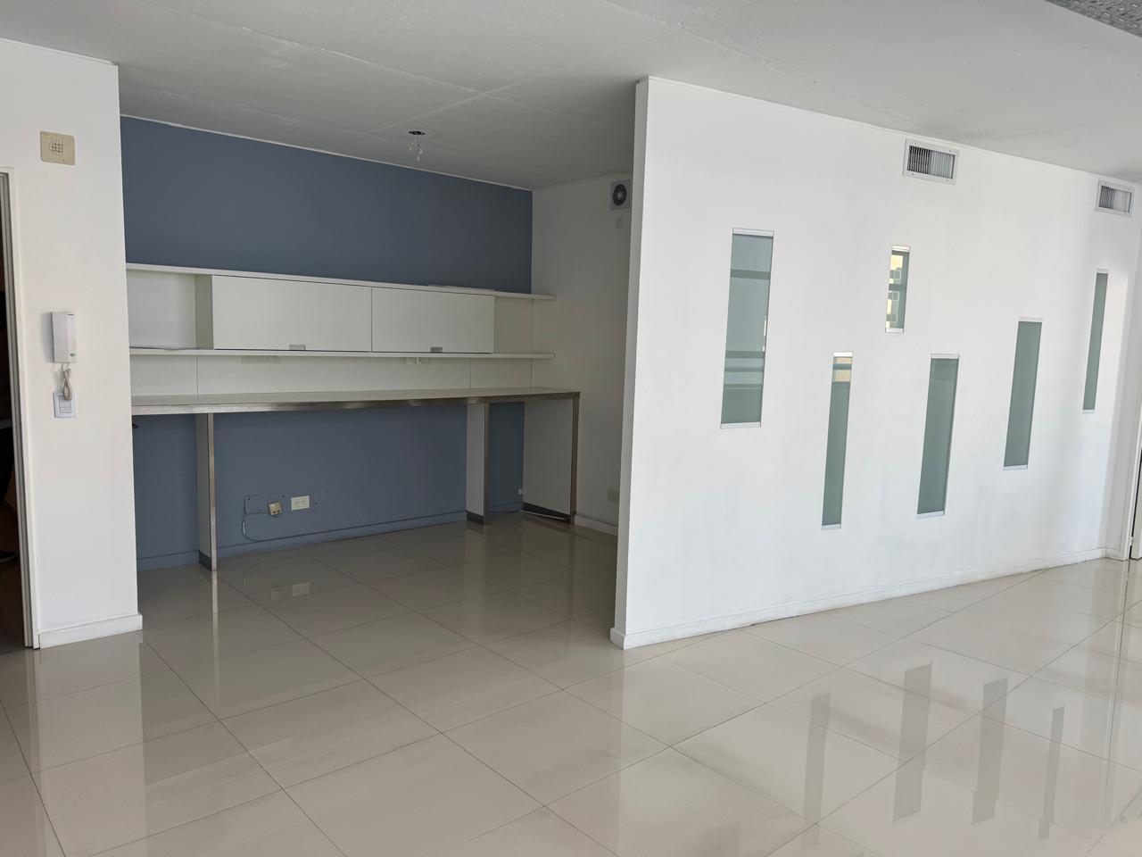 Alquiler: Oficina premium de 75m2 · Cochera fija incluida · Seguridad 24 horas