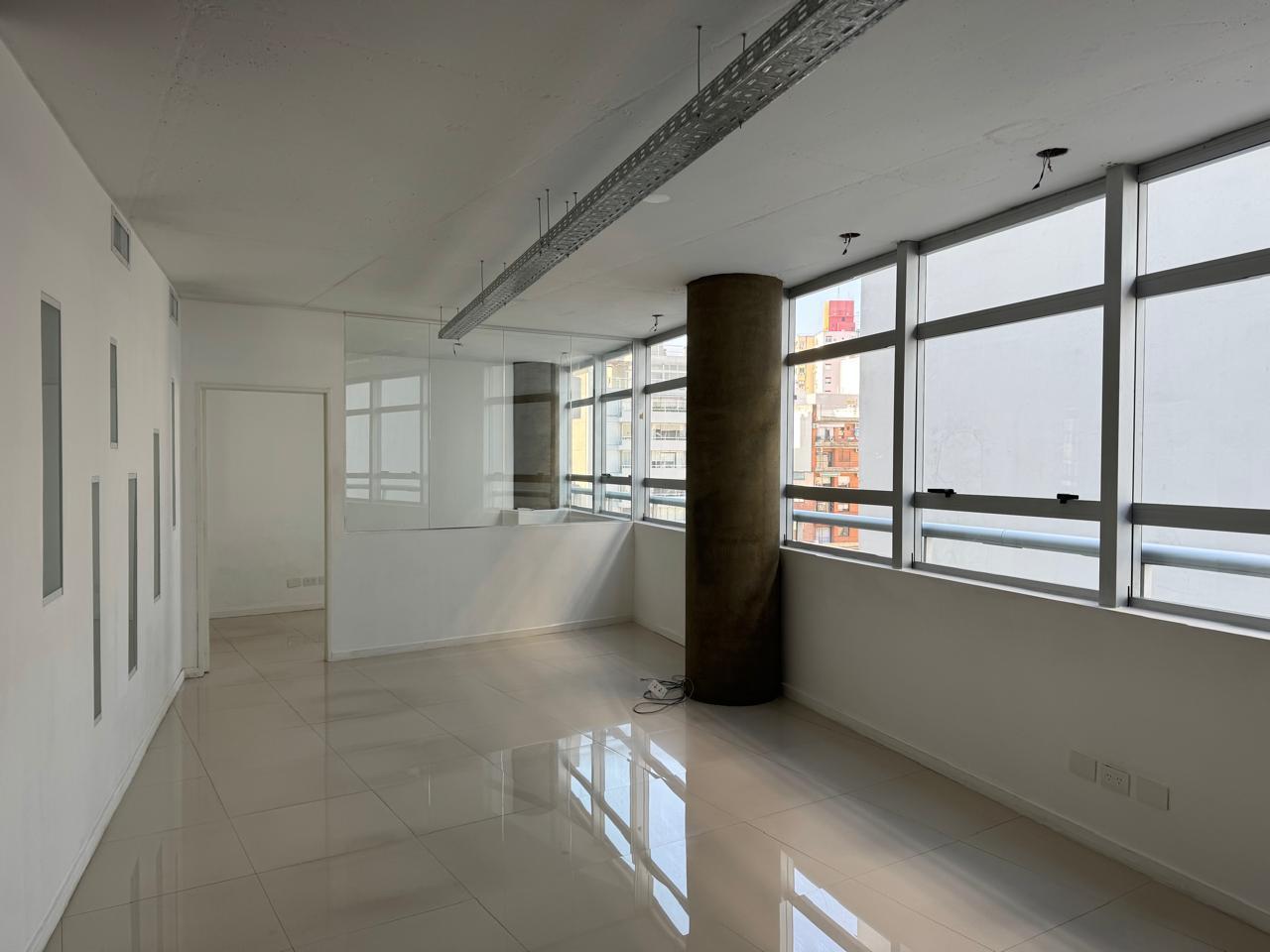 Alquiler: Oficina premium de 75m2 · Cochera fija incluida · Seguridad 24 horas