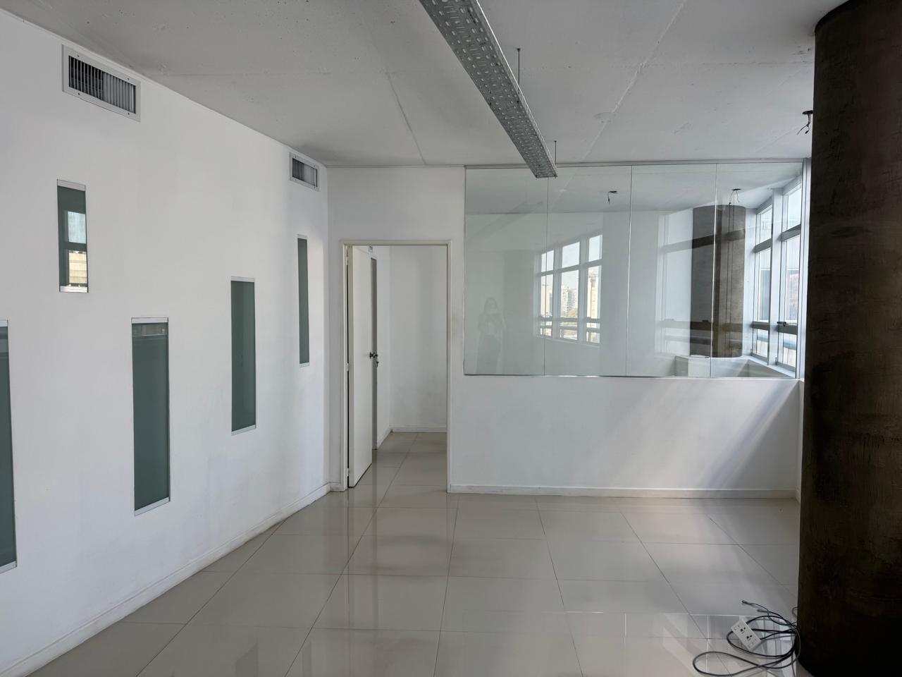 Alquiler: Oficina premium de 75m2 · Cochera fija incluida · Seguridad 24 horas