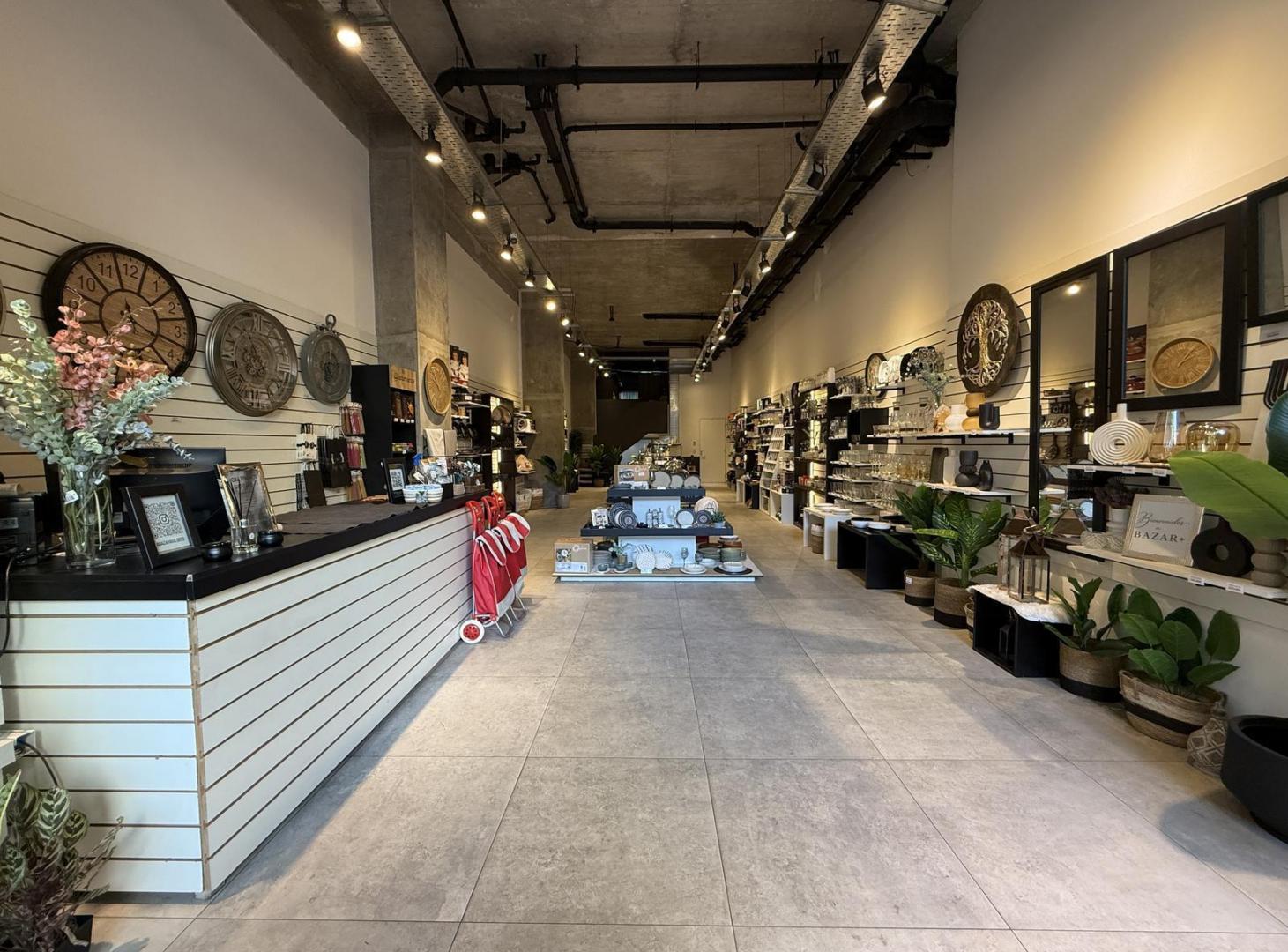 Foto de Venta local comercial sobre Avenida Directorio 240m2, imagen 1