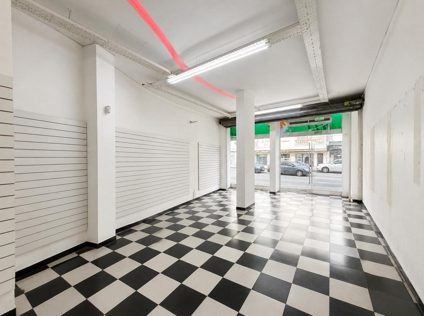 Foto de ALQUILER LOCAL COMERCIAL SOBRE AVENIDA 270m2, imagen 4