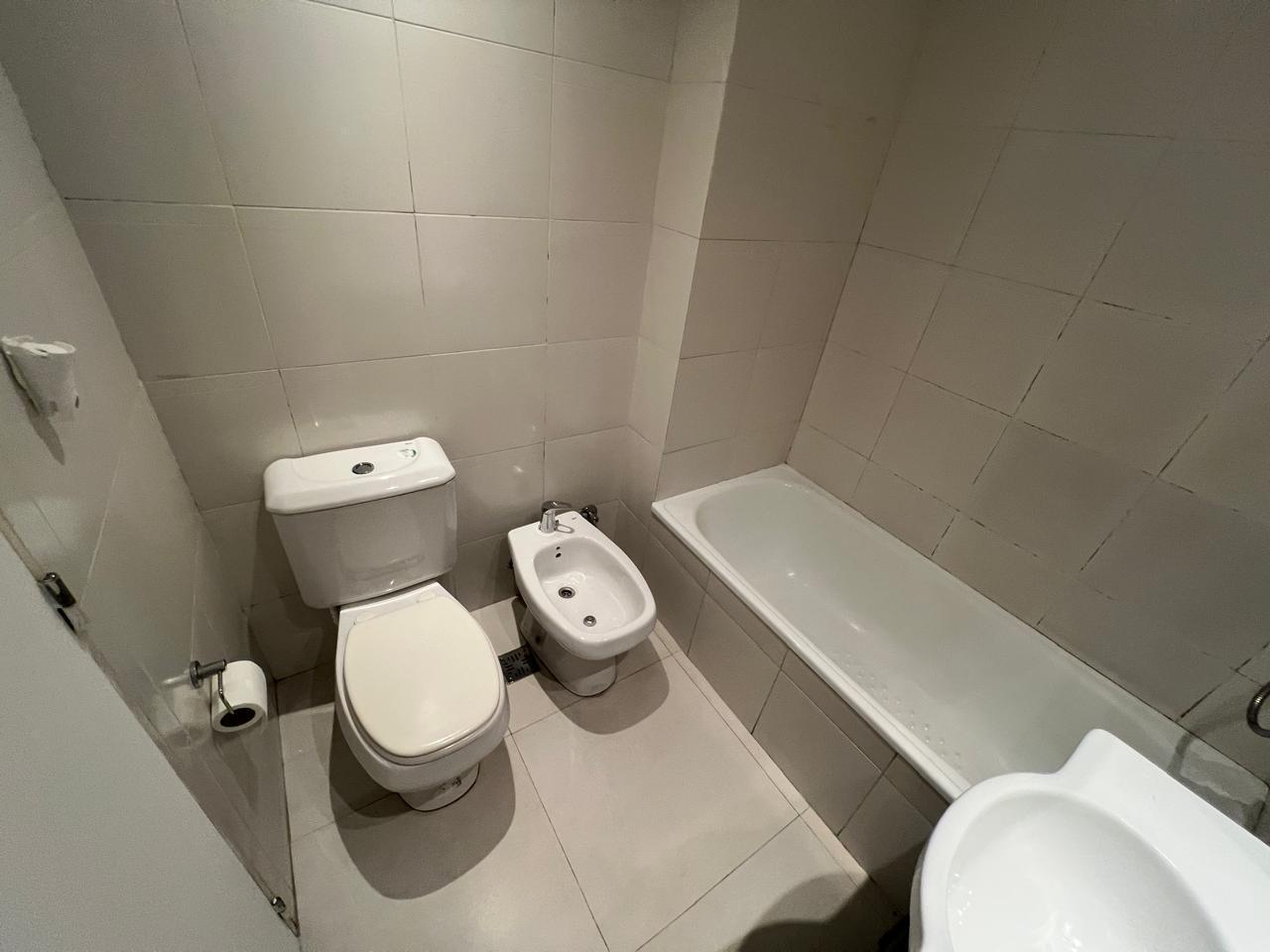 Foto de Alquiler: 2 ambientes amplios y luminosos en excelente estado - cochera, imagen 1