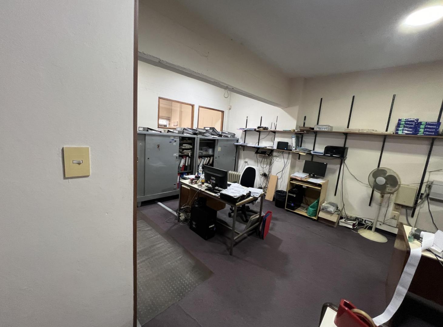 Foto de Alquiler: Galpón / Deposito con oficinas y entrada de camiones en Villa, imagen 4