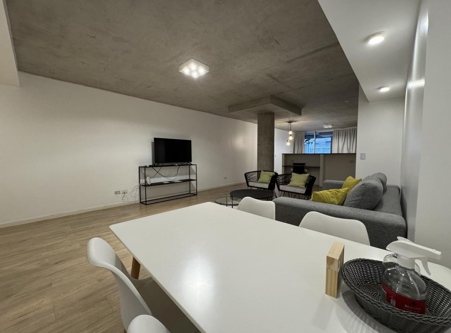 Foto de Venta con renta!! Hermosa oficina o vivienda de 84m2 sobre Av, imagen 2