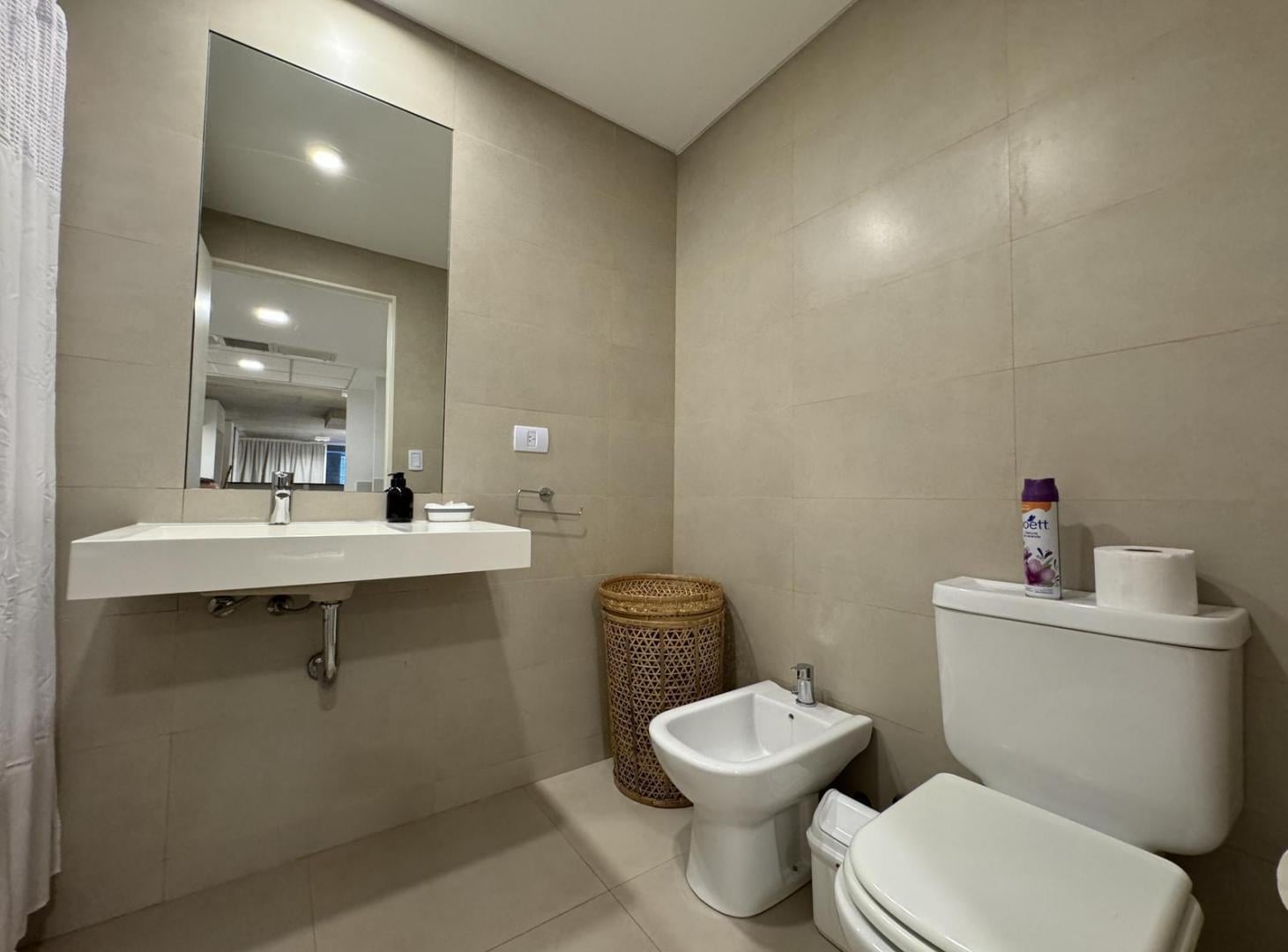 Foto de Venta con renta!! Hermosa oficina o vivienda de 84m2 sobre Av, imagen 2