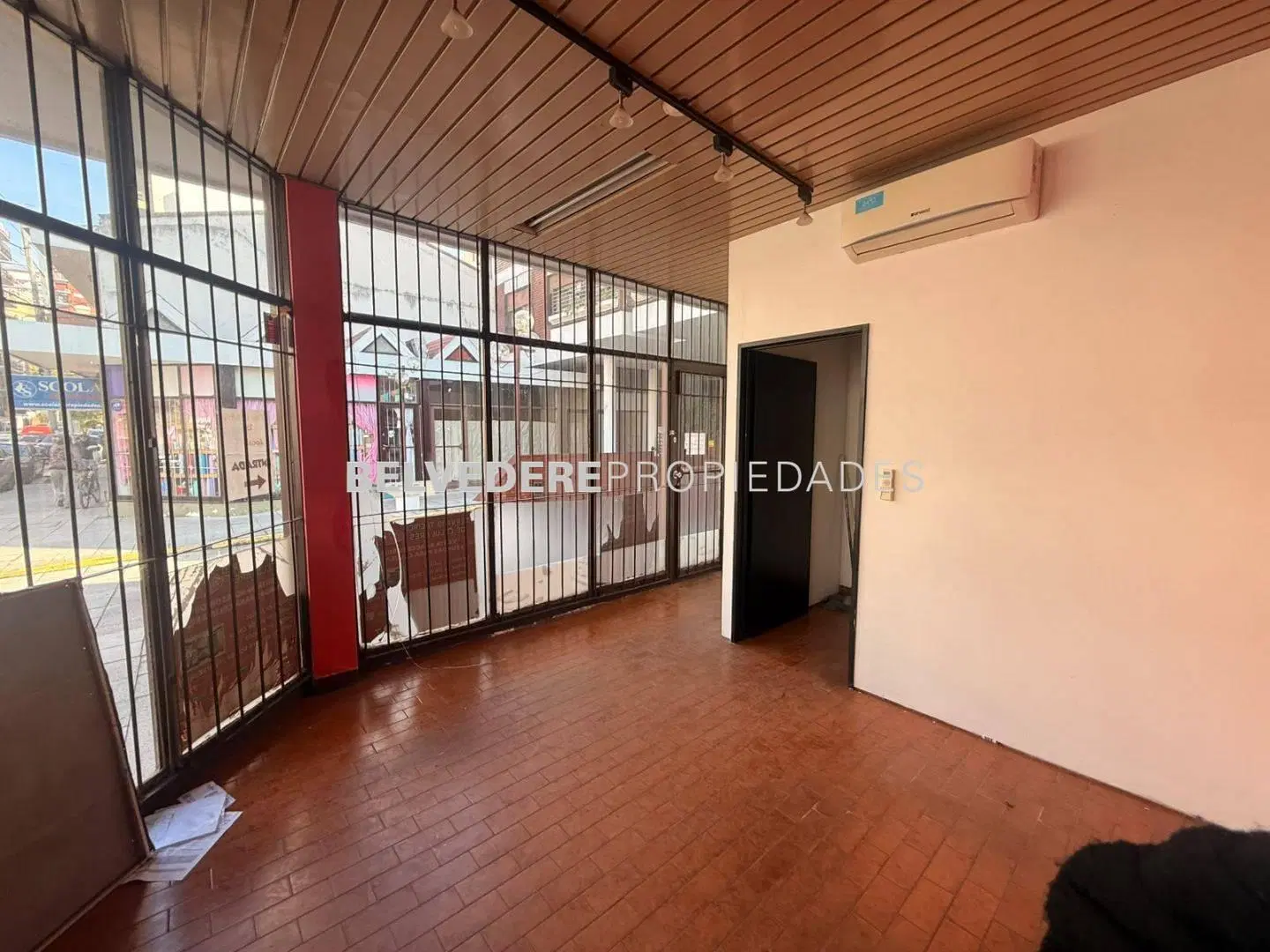 Local comercial con excelente visibilidad - Frente vidriado, luminoso - Avellane 5
