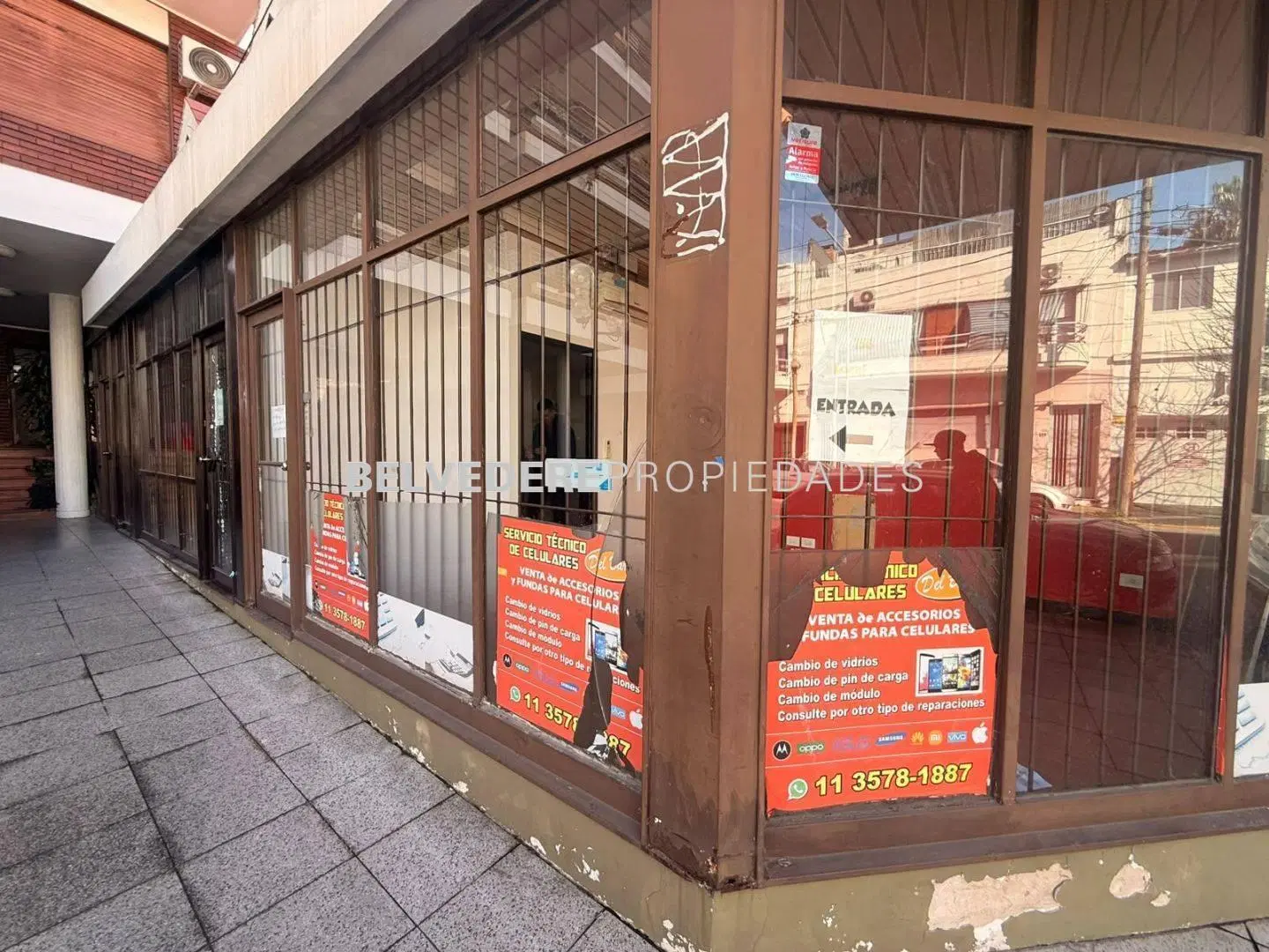 Local comercial con excelente visibilidad - Frente vidriado, luminoso - Avellane 3