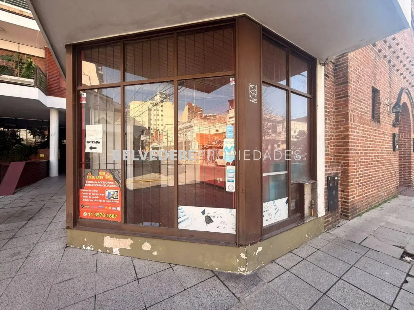 Local comercial con excelente visibilidad - Frente vidriado, luminoso - Avellane 2