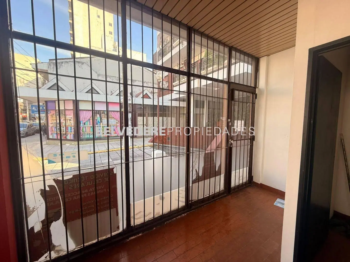 Local comercial con excelente visibilidad - Frente vidriado, luminoso - Avellane 8