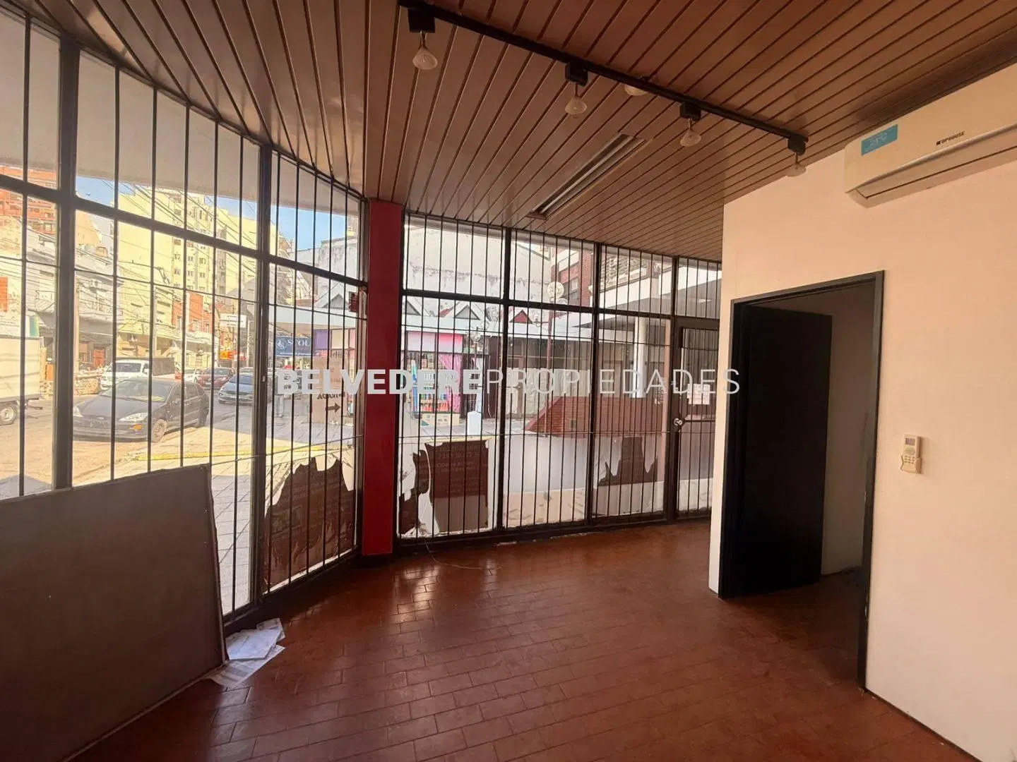 Local comercial con excelente visibilidad - Frente vidriado, luminoso - Avellane 4