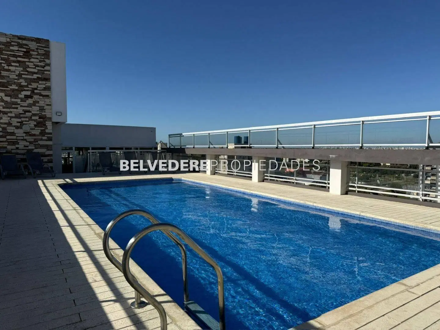 2 amb al frente en piso alto con balcón + full amenities | 2