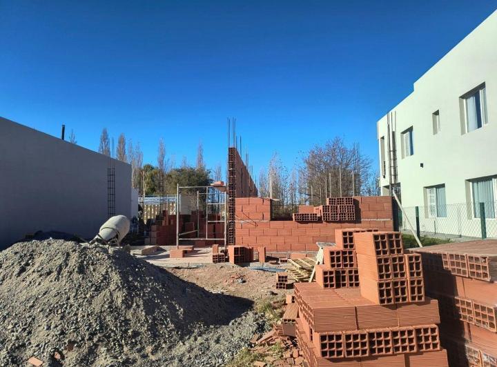 VENTA CASA DE TRES DORMITORIOS BARRIO COSTA SERENA 5