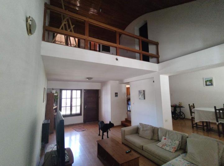 VENTA CASA 4 DORMS. C/COCHERA MANZANAR CIPOLLETTI 4
