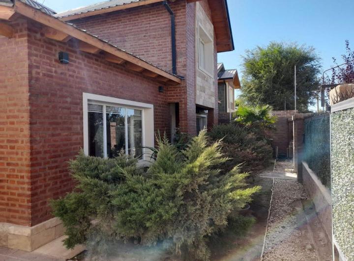 VENTA CASA NIVEL GERENCIAL 4 DORMITORIOS PLOTTIER 1