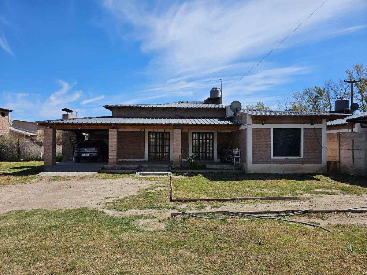 VENTA 2 CASAS CALLE JAMAICA 267 CATRIEL RIO NEGRO