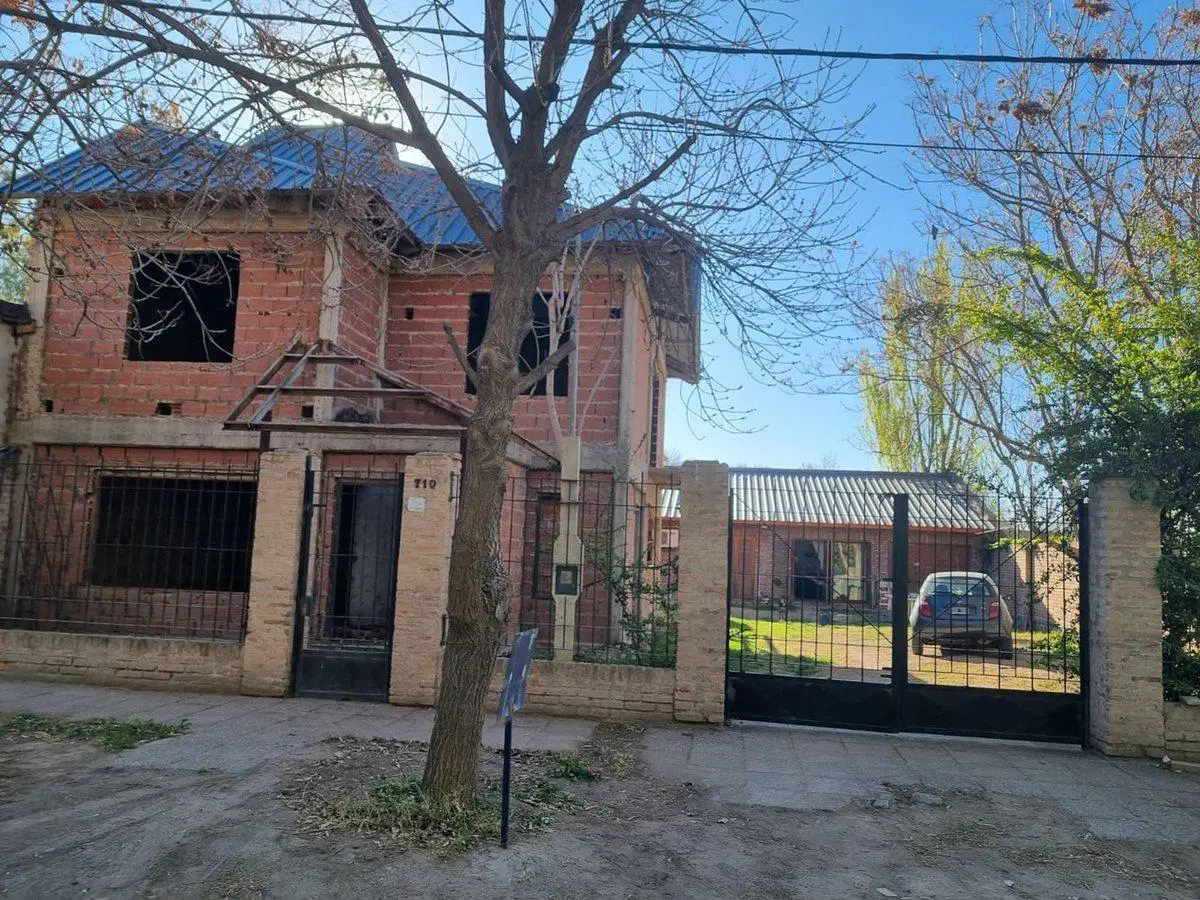 SE VENDE CASA A TERMINAR CON QUINCHO EN CENTENARIO 4